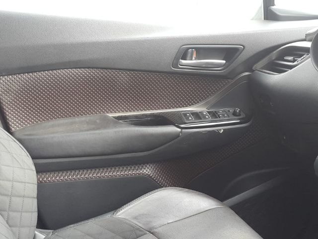 Toyota C-HR 2017 Şöför kapısı ve ön arka iç döşeme panelleri